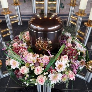 #4 Urnenkranz rund gesteckt in rosa, weiß, creme