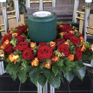 #3 Urnenkranz rund gesteckt rote und gelb-rote Rosen